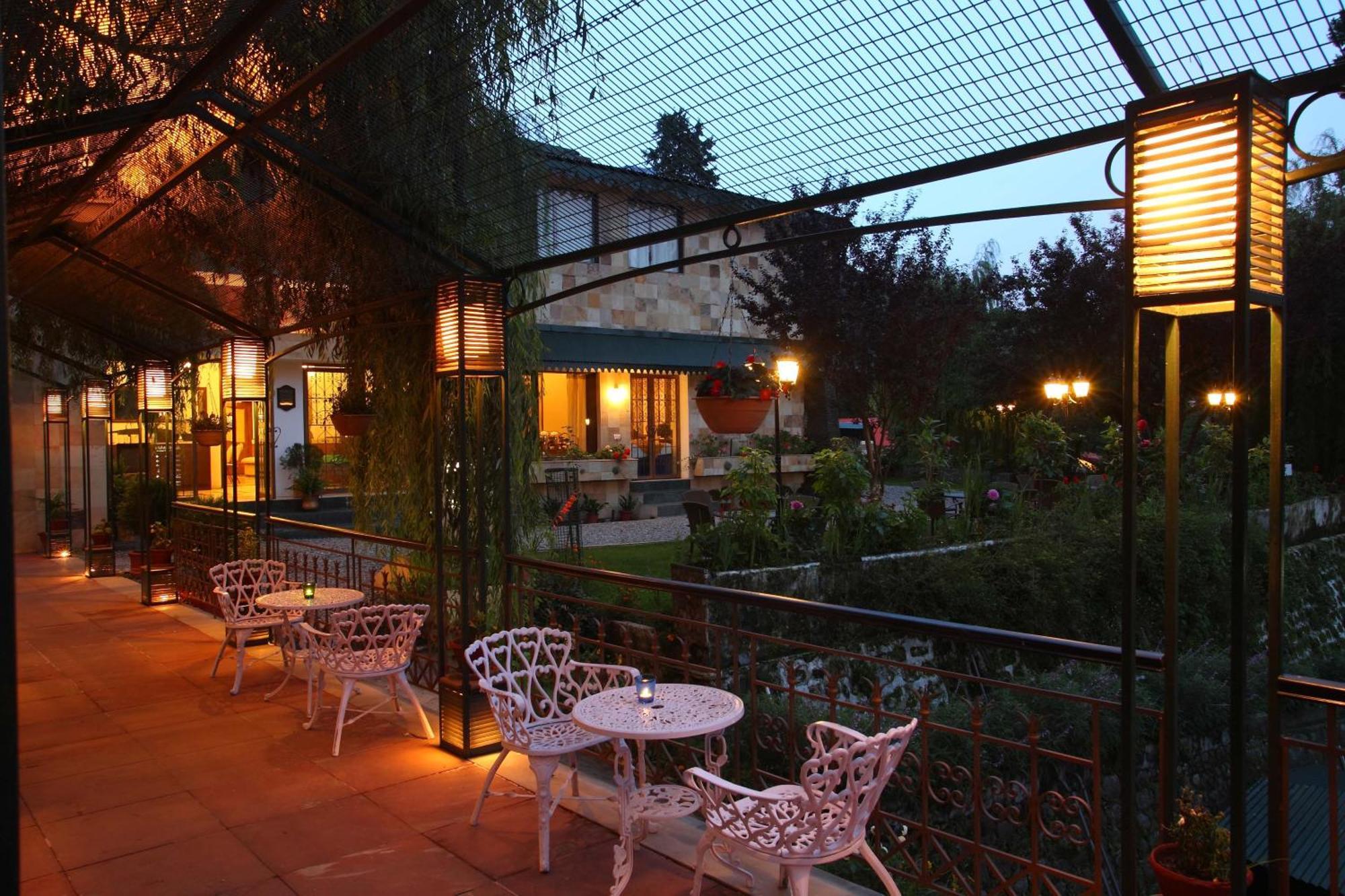 Shervani Hilltop Resort Нейнитал Екстериор снимка